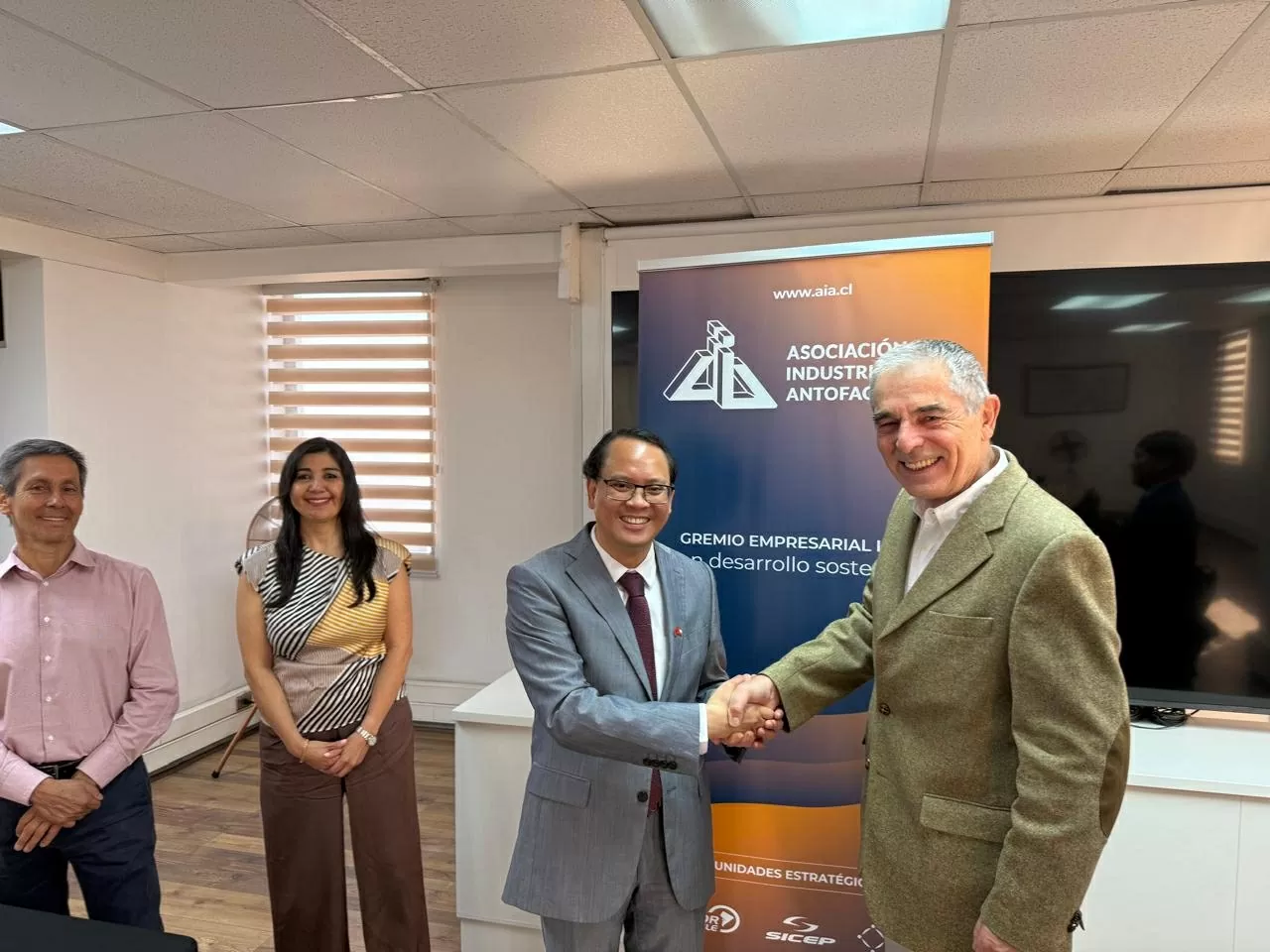 Đại sứ Nguyễn Việt Cường: Như hai người bạn chung ước mơ, Việt Nam và Chile 'gieo hạt' vì tương lai xanh Đại sứ Nguyễn Việt Cường: Như hai người bạn chung ước mơ, Việt Nam và Chile 'gieo hạt' vì tương lai xanh