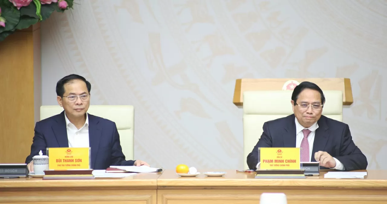 Thủ tướng Phạm Minh và Phó Thủ tướng Bùi Thanh Sơn lắng nghe ý kiến của hiệp hội, doanh nghiệp và cơ quan đại diện Việt Nam ở nước ngoài. (Ảnh: Thành Long)