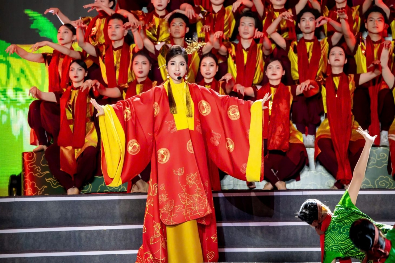 nsut nhu huynh danh thuc hon thieng song nui tren san khau hoa lu