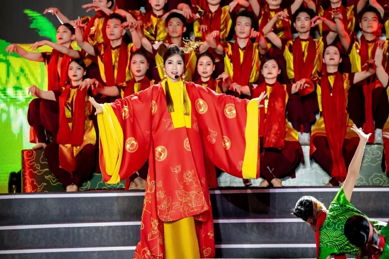 NSƯT Như Huỳnh đánh thức hồn thiêng sông núi trên sân khấu Hoa Lư NSƯT Như Huỳnh đánh thức hồn thiêng sông núi trên sân khấu Hoa Lư