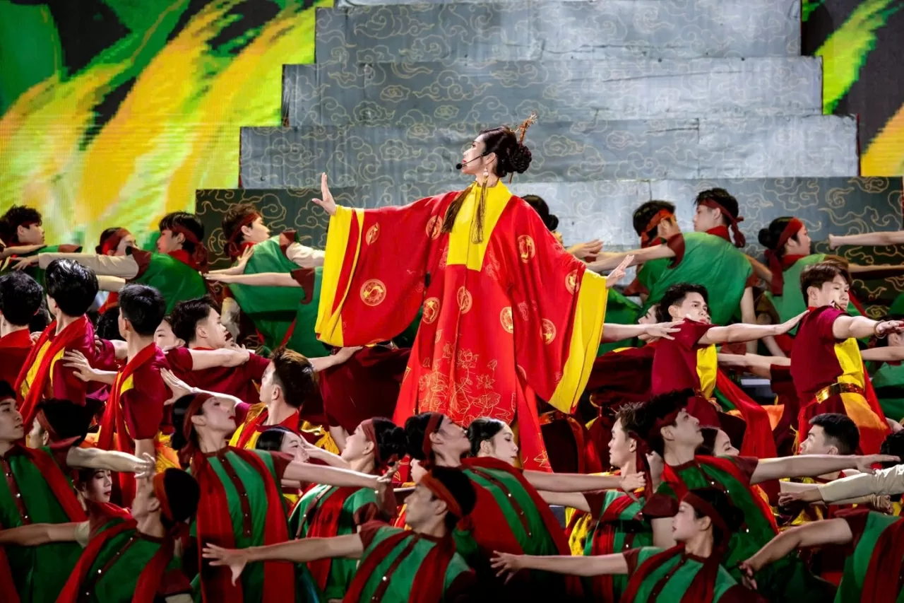 NSƯT Như Huỳnh đánh thức hồn thiêng sông núi trên sân khấu Hoa Lư NSƯT Như Huỳnh đánh thức hồn thiêng sông núi trên sân khấu Hoa Lư