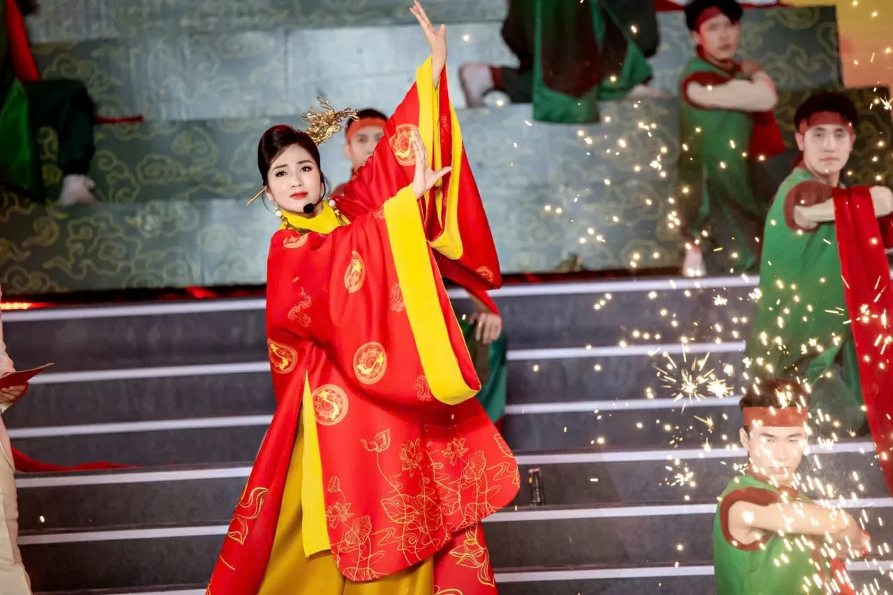 NSƯT Như Huỳnh đánh thức hồn thiêng sông núi trên sân khấu Hoa Lư NSƯT Như Huỳnh đánh thức hồn thiêng sông núi trên sân khấu Hoa Lư