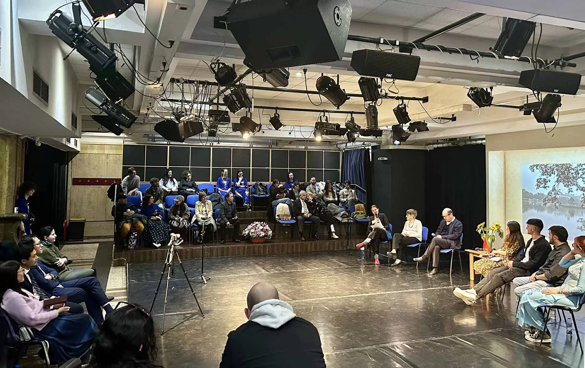 Tọa đàm và triển lãm ảnh tại Đại học Tổng hợp Sofia nhân kỷ niệm 75 năm quan hệ ngoại giao Việt Nam-Bulgaria Tọa đàm và triển lãm ảnh tại Đại học Tổng hợp Sofia nhân kỷ niệm 75 năm quan hệ ngoại giao Việt Nam-Bulgaria