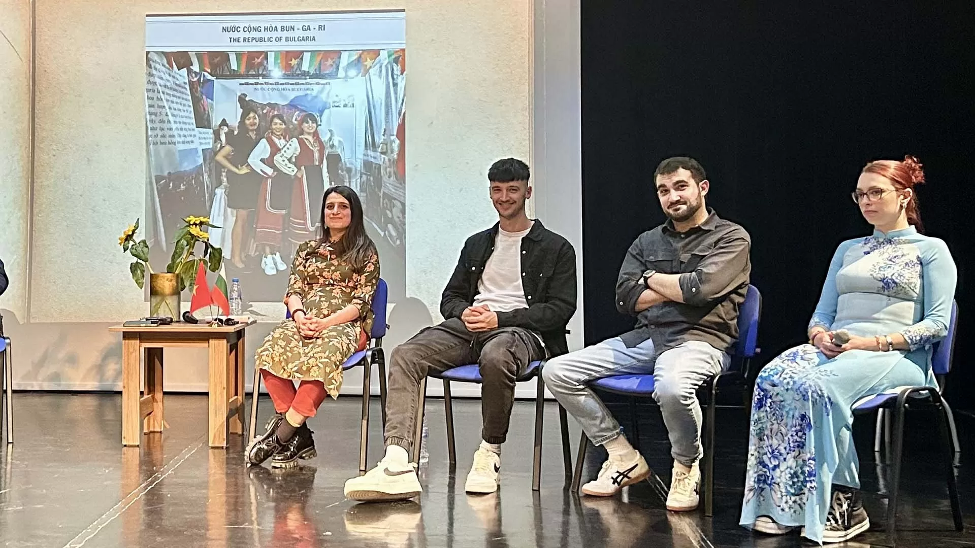 Tọa đàm và triển lãm ảnh tại Đại học Tổng hợp Sofia nhân kỷ niệm 75 năm quan hệ ngoại giao Việt Nam Bulgaria