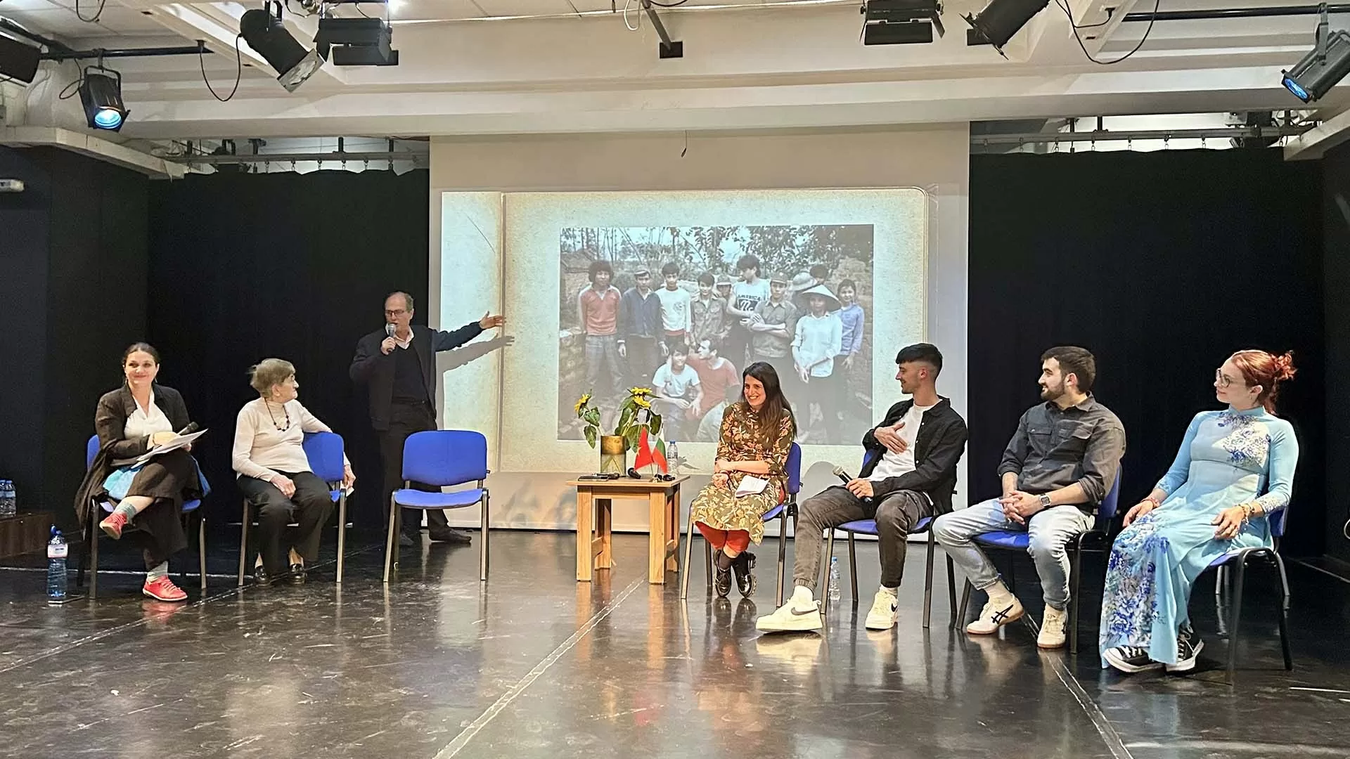 Tọa đàm và triển lãm ảnh tại Đại học Tổng hợp Sofia nhân kỷ niệm 75 năm quan hệ ngoại giao Việt Nam-Bulgaria Tọa đàm và triển lãm ảnh tại Đại học Tổng hợp Sofia nhân kỷ niệm 75 năm quan hệ ngoại giao Việt Nam-Bulgaria