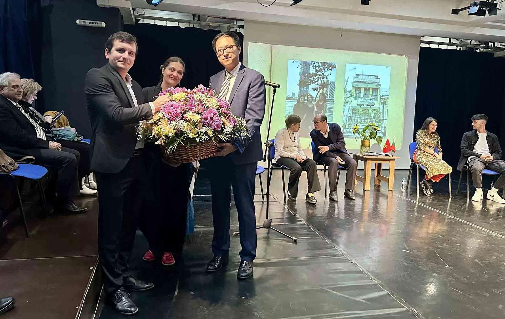 Tọa đàm và triển lãm ảnh tại Đại học Tổng hợp Sofia nhân kỷ niệm 75 năm quan hệ ngoại giao Việt Nam-Bulgaria Tọa đàm và triển lãm ảnh tại Đại học Tổng hợp Sofia nhân kỷ niệm 75 năm quan hệ ngoại giao Việt Nam Bulgaria