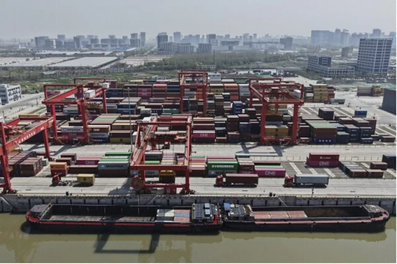 Bến cảng container ở Hàng Châu, tỉnh Chiết Giang, Trung Quốc, ngày 6/4. (Nguồn: Chinatopix) Bến cảng container ở Hàng Châu, tỉnh Chiết Giang, Trung Quốc, ngày 6/4. (Nguồn: Chinatopix)
