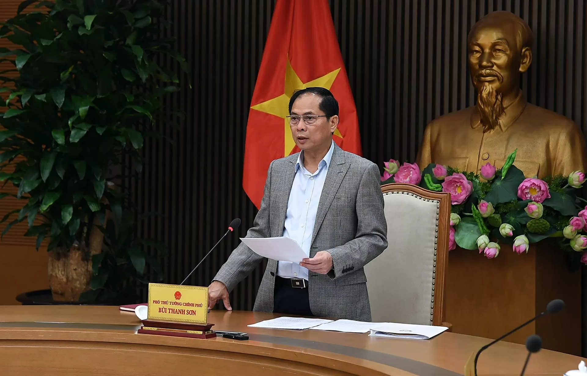 Phó Thủ tướng Bùi Thanh Sơn chủ trì họp Tổ công tác về hợp tác kinh tế, thương mại với Hoa Kỳ Phó Thủ tướng Bùi Thanh Sơn chủ trì họp Tổ công tác về hợp tác kinh tế, thương mại với Hoa Kỳ
