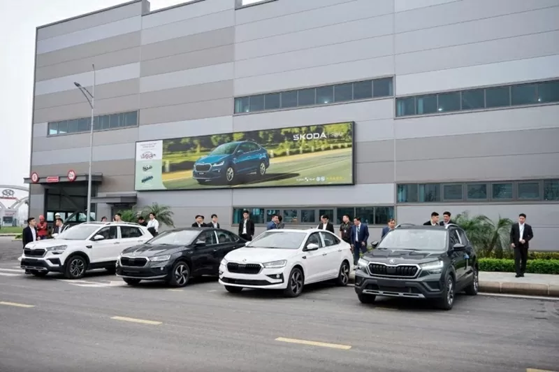 Skoda Slavia xuất hiện tại khuôn viên nhà máy bên cạnh mẫu Kushaq