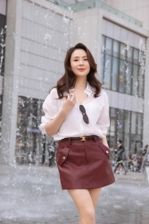 Hồng Diễm 'hack tuổi' với sơ mi trắng, Phương Linh cá tính xuống phố