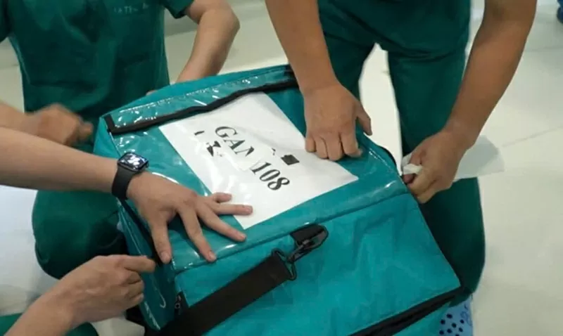 Các bác sĩ đã thực hiện ca phẫu thuật lấy ghép tạng và các mô, tạng được vận chuyển đến các bệnh viện tiếp nhận ghép cho những bệnh nhân nặng. (Ảnh bệnh viện cung cấp) Các bác sĩ đã thực hiện ca phẫu thuật lấy ghép tạng và các mô, tạng được vận chuyển đến các bệnh viện tiếp nhận ghép cho những bệnh nhân nặng. (Ảnh bệnh viện cung cấp)