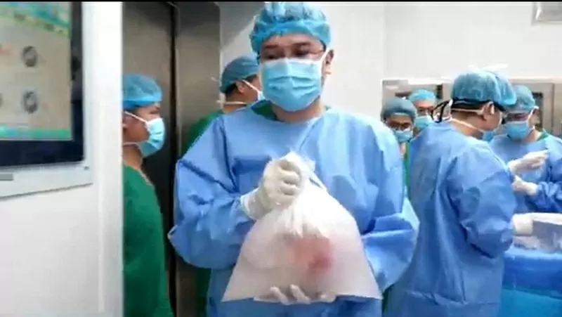 Các bác sĩ đã thực hiện ca phẫu thuật lấy ghép tạng và các mô, tạng được vận chuyển đến các bệnh viện tiếp nhận ghép cho những bệnh nhân nặng. (Ảnh bệnh viện cung cấp) Các bác sĩ đã thực hiện ca phẫu thuật lấy ghép tạng và các mô, tạng được vận chuyển đến các bệnh viện tiếp nhận ghép cho những bệnh nhân nặng. (Ảnh bệnh viện cung cấp)