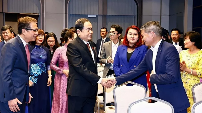 Chủ tịch Quốc hội Trần Thanh Mẫn gặp gỡ cộng đồng người Việt Nam tại Uzbekistan