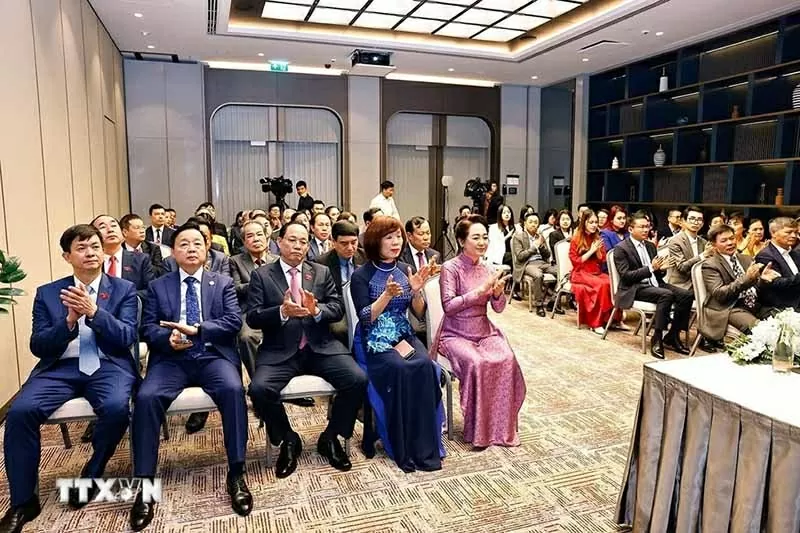 Chủ tịch Quốc hội Trần Thanh Mẫn gặp gỡ cộng đồng người Việt Nam tại Uzbekistan