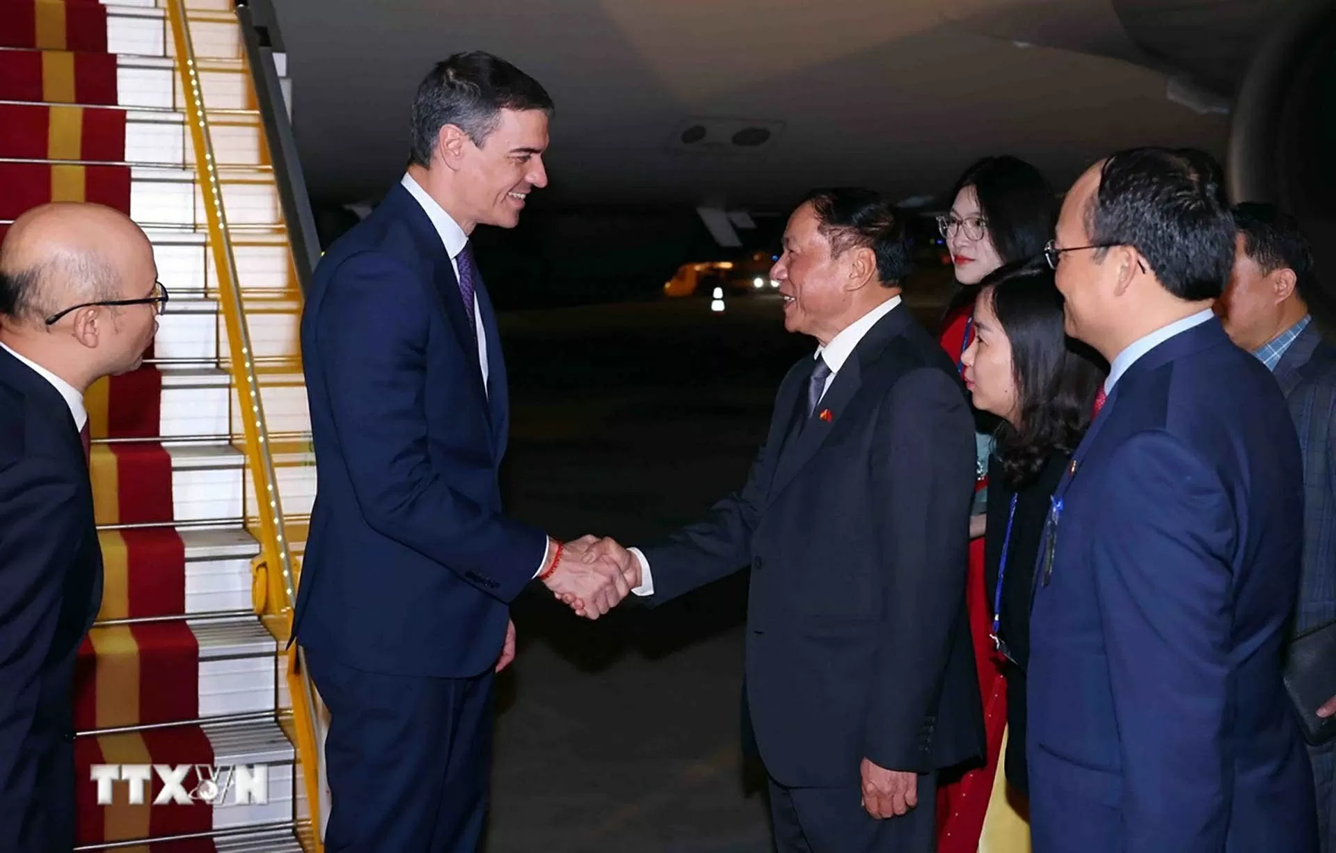 Bộ trưởng Bộ Văn hóa, Thể thao và Du lịch Nguyễn Văn Hùng đón Thủ tướng Tây Ban Nha Pedro Sánchez tại sân bay quốc tế Nội Bài, Hà Nội. (Nguồn: TTXVN)