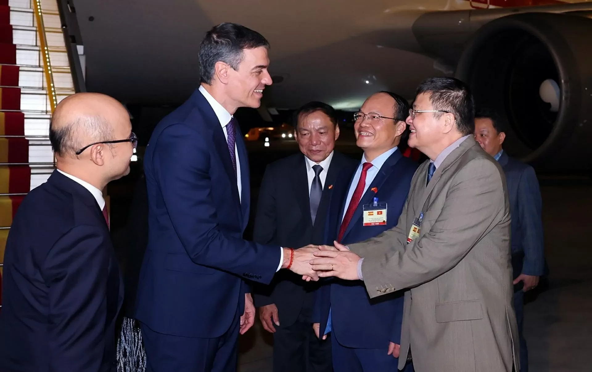 Thủ tướng Tây Ban Nha Pedro Sánchez đến Hà Nội, bắt đầu chuyến thăm chính thức Việt Nam Thủ tướng Tây Ban Nha Pedro Sánchez đến Hà Nội, bắt đầu chuyến thăm chính thức Việt Nam