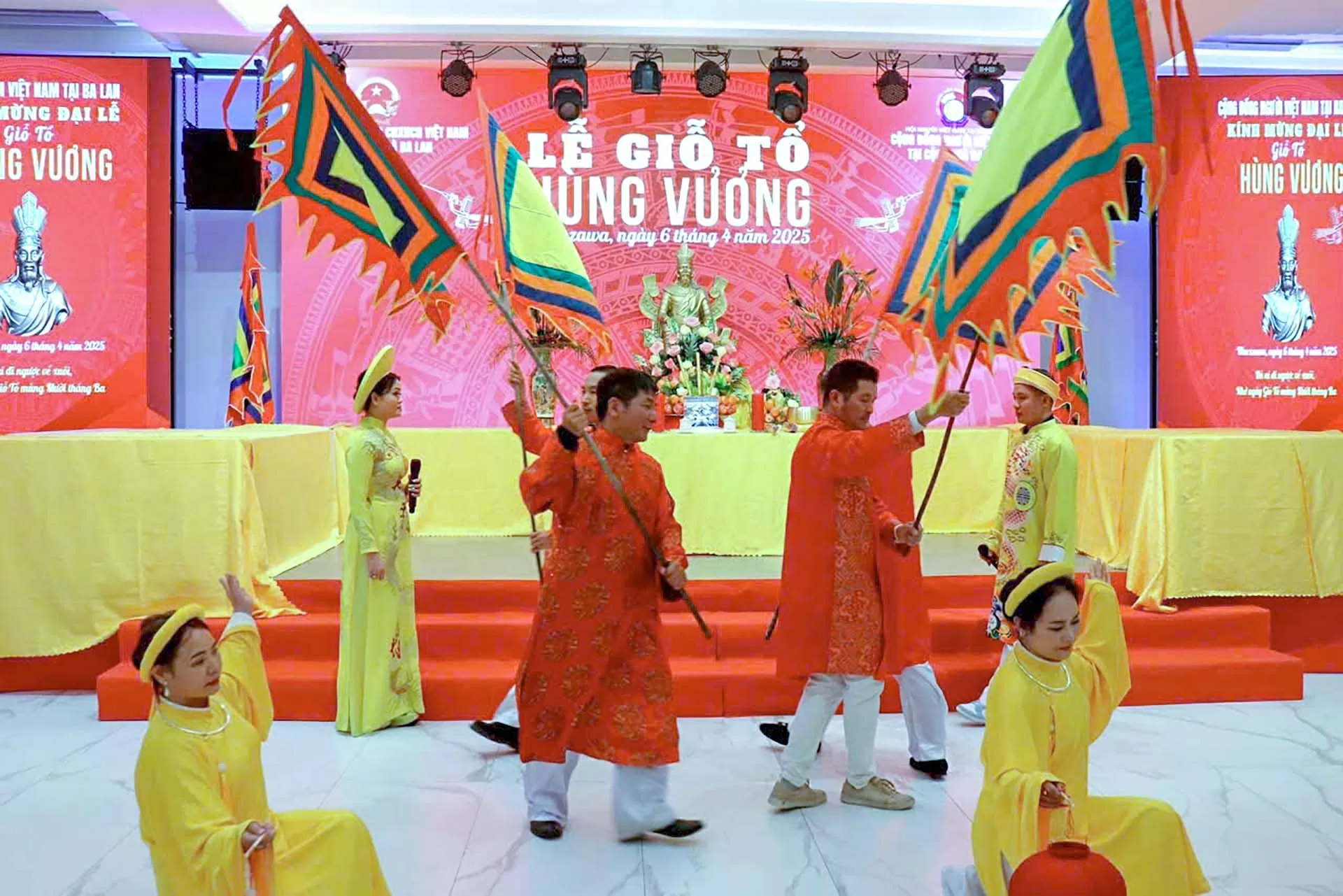 Trang trọng Lễ Giỗ Tổ Hùng Vương tại Ba Lan: Gìn giữ cội nguồn dân tộc nơi đất khách Trang trọng Lễ Giỗ Tổ Hùng Vương tại Ba Lan: Gìn giữ cội nguồn dân tộc nơi đất khách