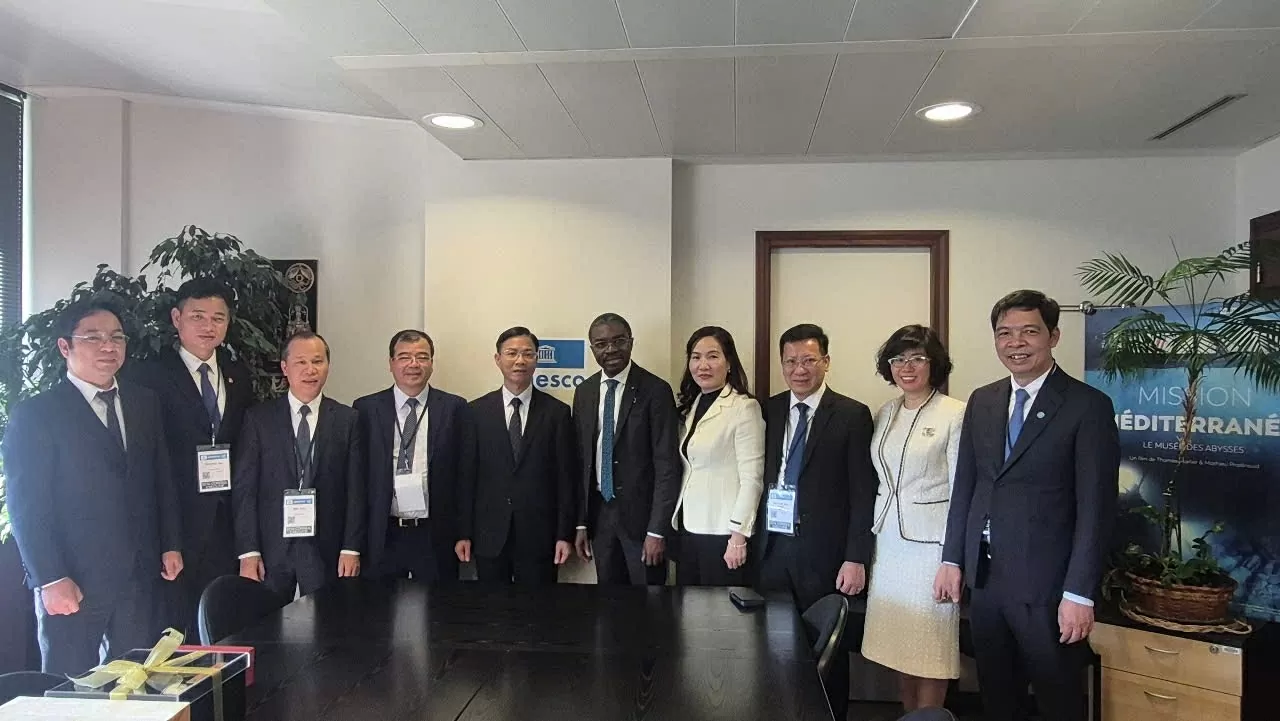 trưởng Ngoại giao Ngô Lê Văn và lãnh đạo Quảng Ninh, Bắc Giang, Hải Dương, Hà Nội gặp Giám đốc Trung tâm Di sản thế giới Lazare Assomo. (Ảnh: Đoàn công tác) trưởng Ngoại giao Ngô Lê Văn và lãnh đạo Quảng Ninh, Bắc Giang, Hải Dương, Hà Nội gặp Giám đốc Trung tâm Di sản thế giới Lazare Assomo. (Ảnh: Đoàn công tác)