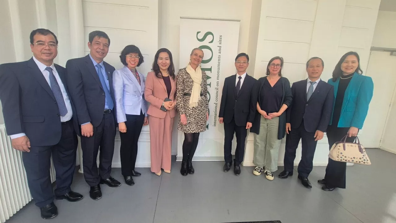 Thứ trưởng Ngoại giao Ngô Lê Văn và lãnh đạo Quảng Ninh, Bắc Giang, Hải Dương, Hà Nội gặp Tổng giám đốc Hội đồng quốc tế về Di tích và di chỉ (ICOMOS) Maria - Laure Lavenir. (Ảnh: Đoàn công tác) Thứ trưởng Ngoại giao Ngô Lê Văn và lãnh đạo Quảng Ninh, Bắc Giang, Hải Dương, Hà Nội gặp Tổng giám đốc Hội đồng quốc tế về Di tích và di chỉ (ICOMOS) Maria - Laure Lavenir. (Ảnh: Đoàn công tác)