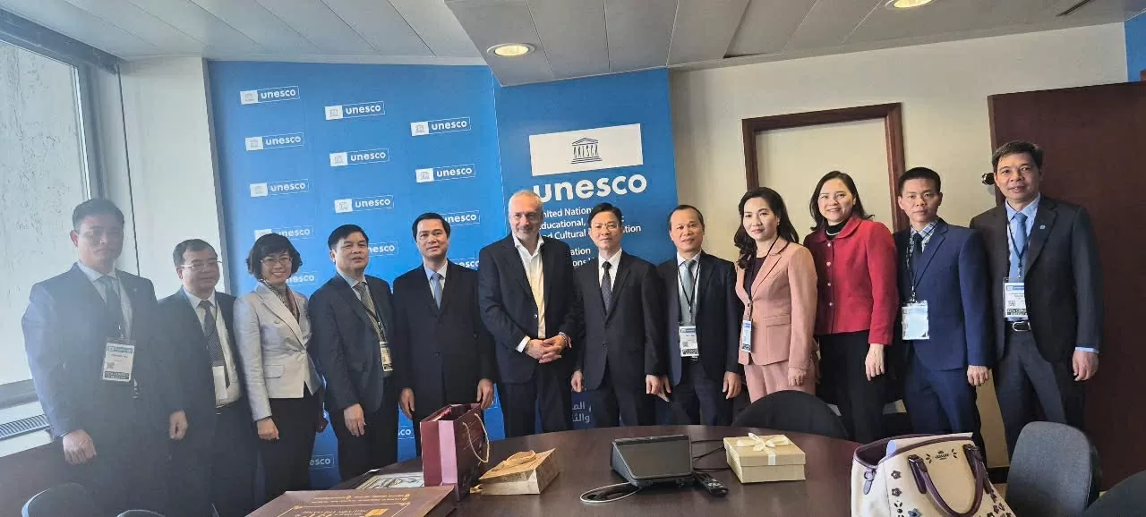 Thứ trưởng Ngoại giao Ngô Lê Văn và lãnh đạo các địa phương gặp Trợ lý Tổng giám đốc về văn hóa Ernesto Ottone. (Ảnh: Đoàn công tác) Thứ trưởng Ngoại giao Ngô Lê Văn và lãnh đạo các địa phương gặp Trợ lý Tổng giám đốc về văn hóa Ernesto Ottone. (Ảnh: Đoàn công tác)