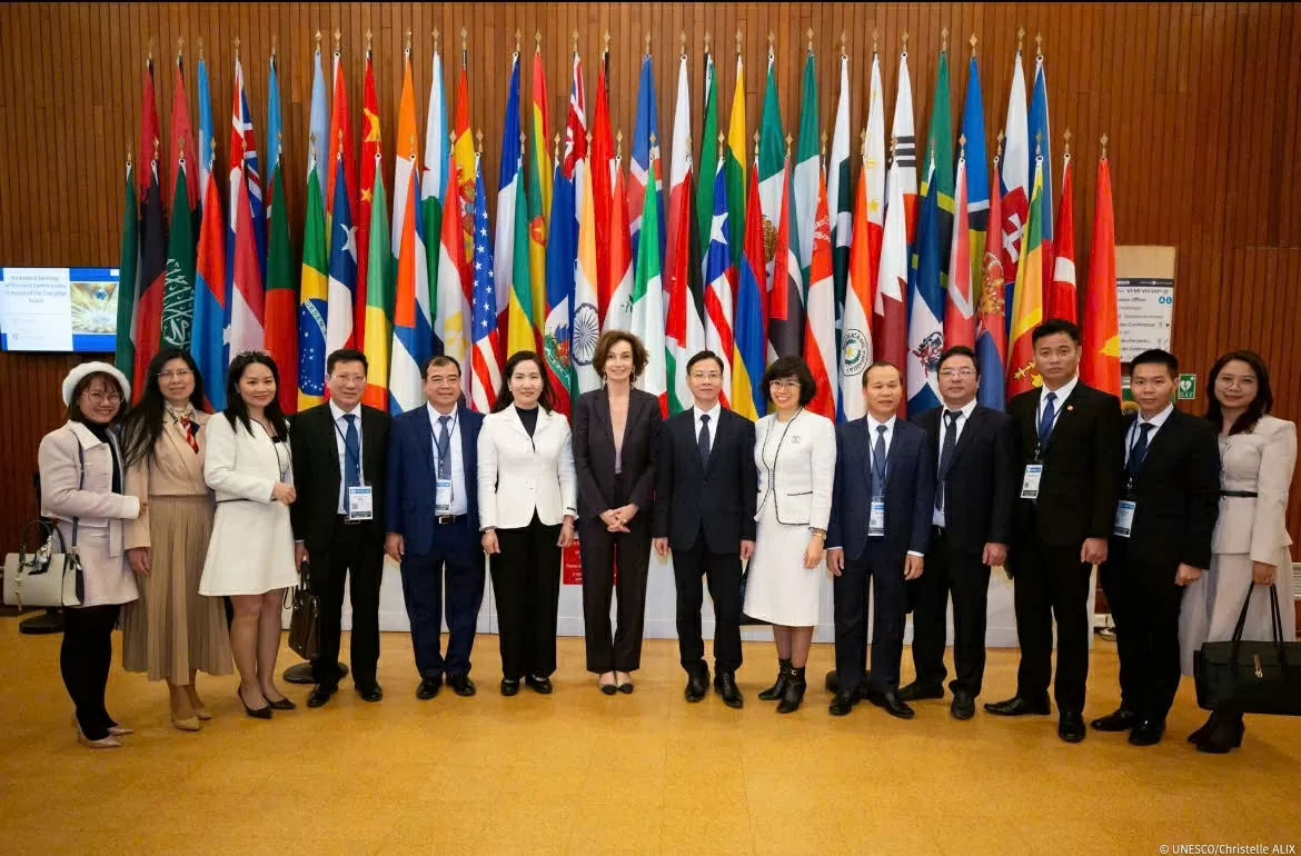 Thứ trưởng Ngoại giao Ngô Lê Văn và lãnh đạo các địa phương gặp Tổng giám đốc UNESCO Audrey Azoulay. (Nguồn UNESCO)