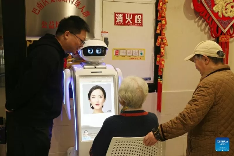 Trung Quốc: Robot cảm xúc chăm sóc người cao tuổi được khen hết lời
