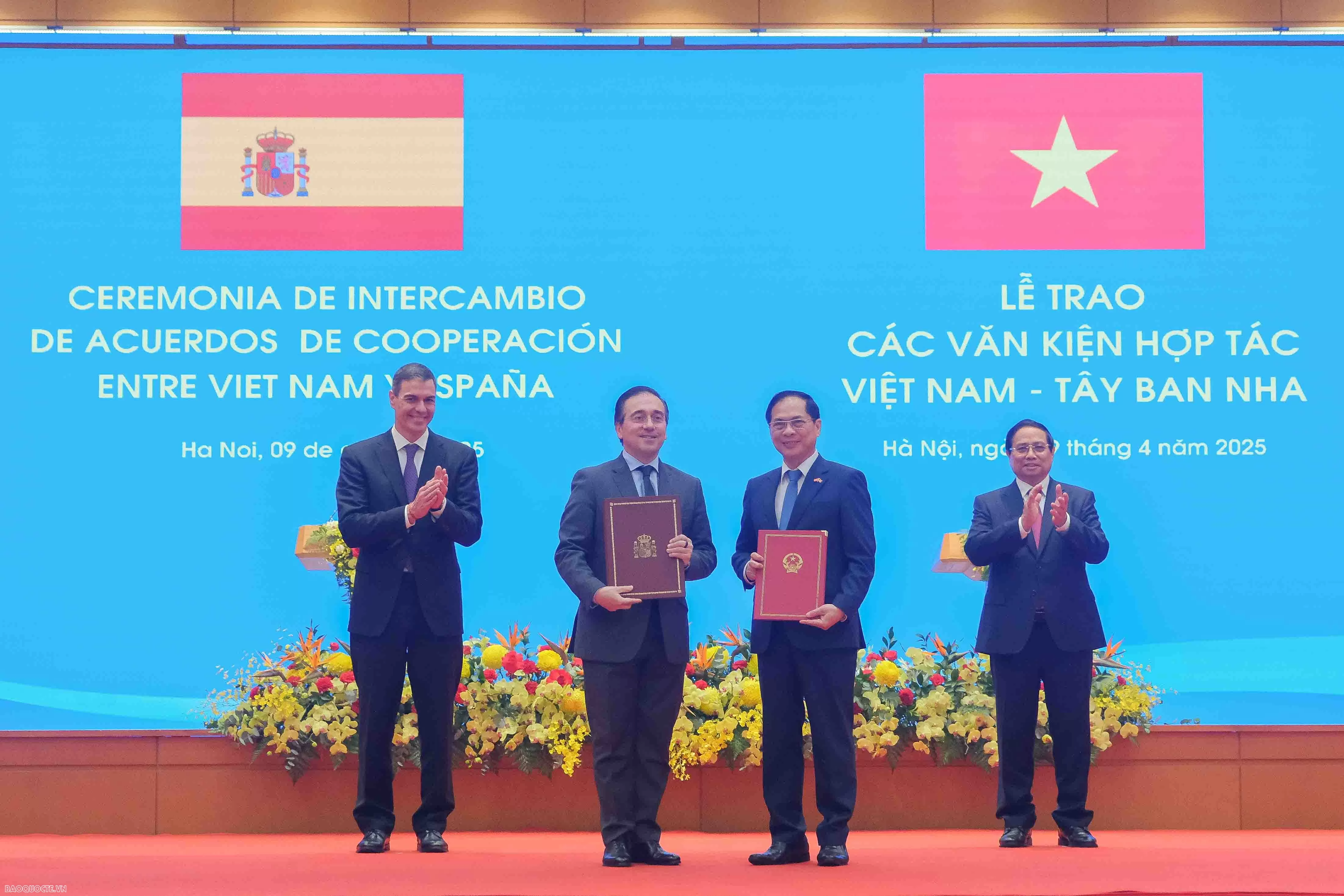 Thủ tướng Phạm Minh Chính và Thủ tướng Vương quốc Tây Ban Nha Pedro Sanchez chứng kiến lễ trao Thủ tướng Phạm Minh Chính và Thủ tướng Vương quốc Tây Ban Nha Pedro Sanchez chứng kiến lễ trao