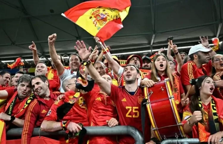 Người hâm mộ Tây Ban Nha luôn cuồng nhiệt mỗi khi đội tuyển quốc gia ra sân (Ảnh: REUTERS)