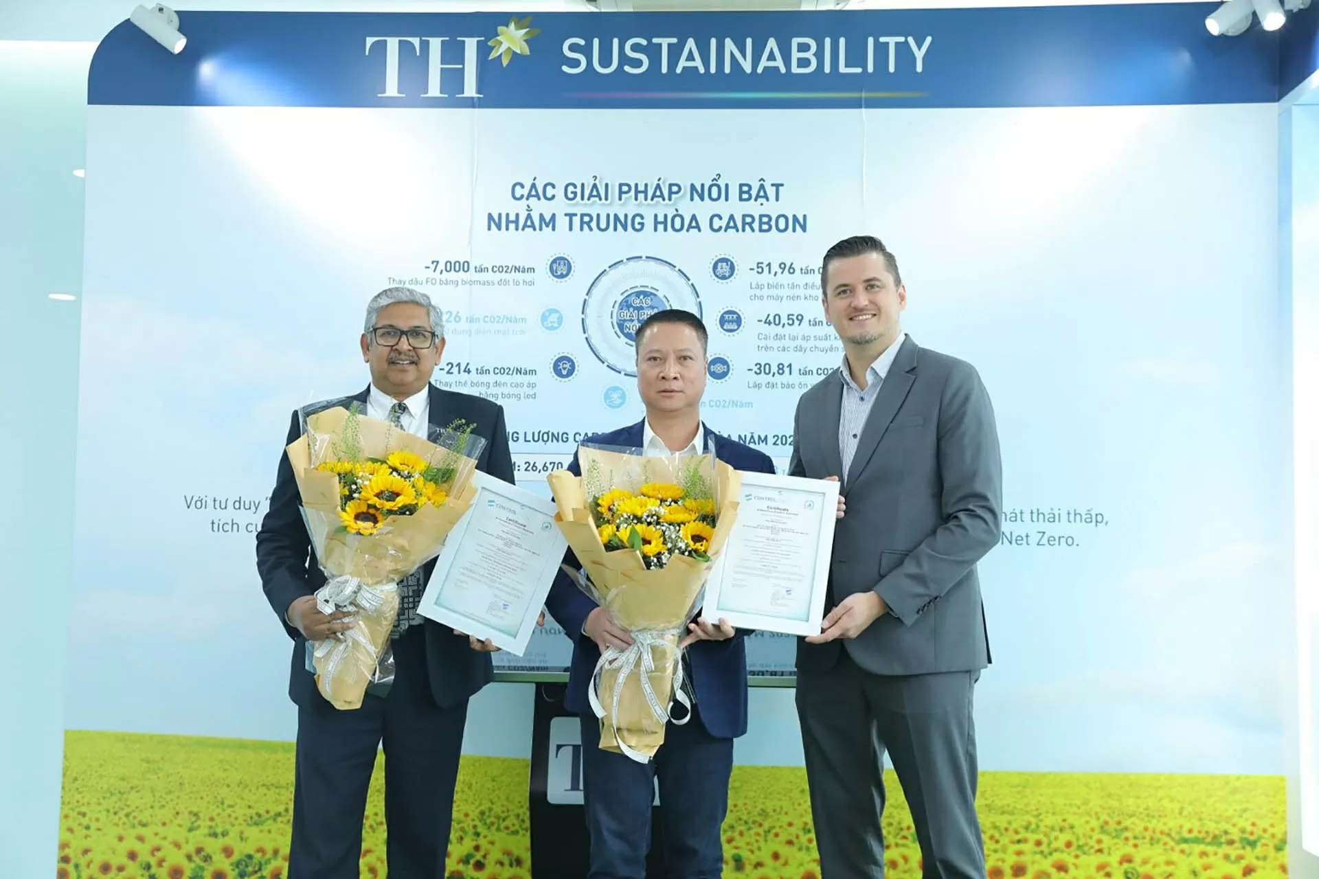 Ông Wouter Melis van Ravenhorst, Giám đốc điều hành Control Union Việt Nam, trao chứng nhận trung hoà carbon quốc tế cho hai công ty là thành viên thuộc Tập đoàn TH. (Ảnh: Việt Hùng)