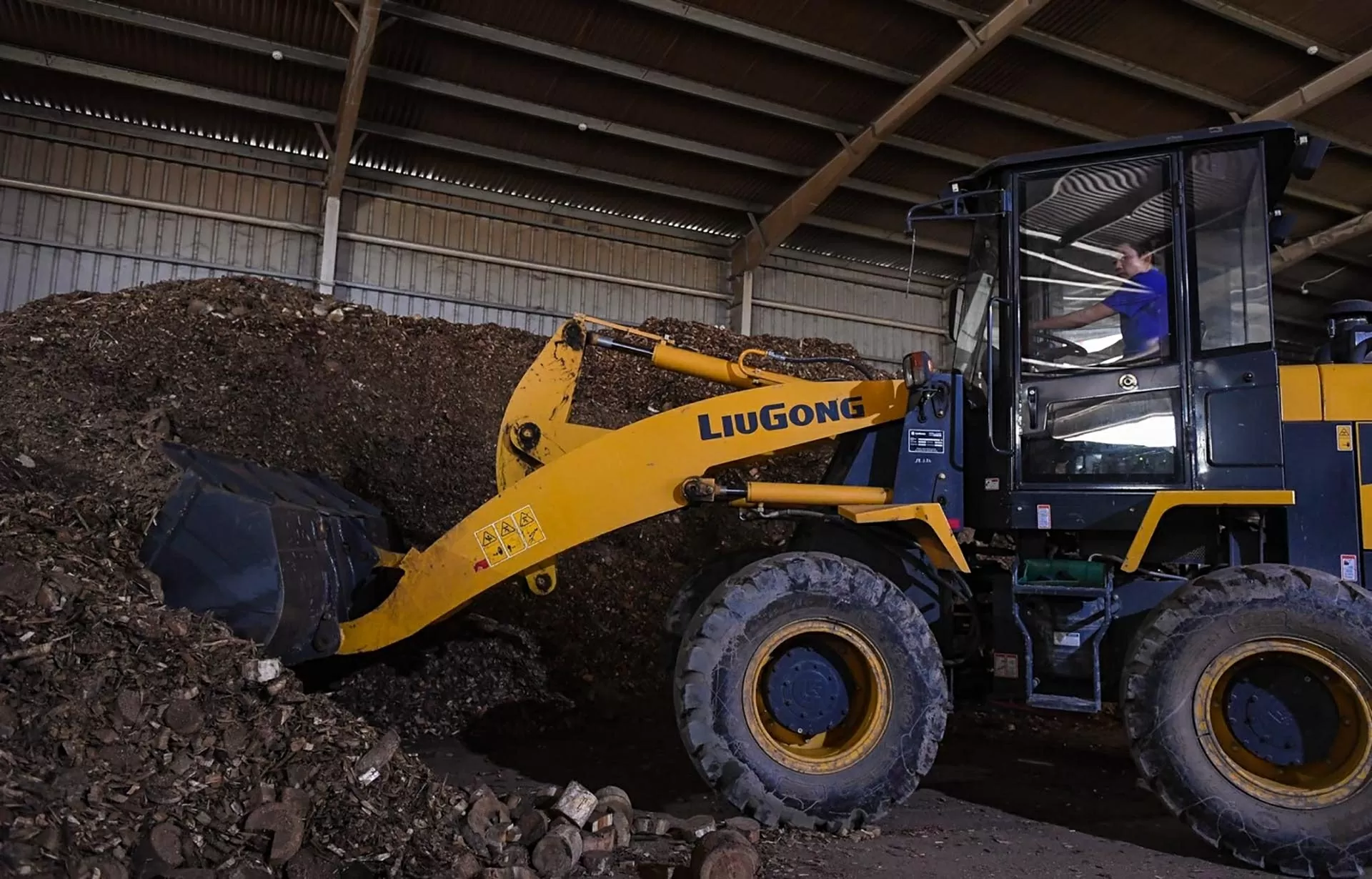 Gỗ vụn được sử dụng làm nguyên liệu đốt thay thế dầu FO trong các lò hơi tại nhà máy của Công ty Cổ phần Sữa TH.