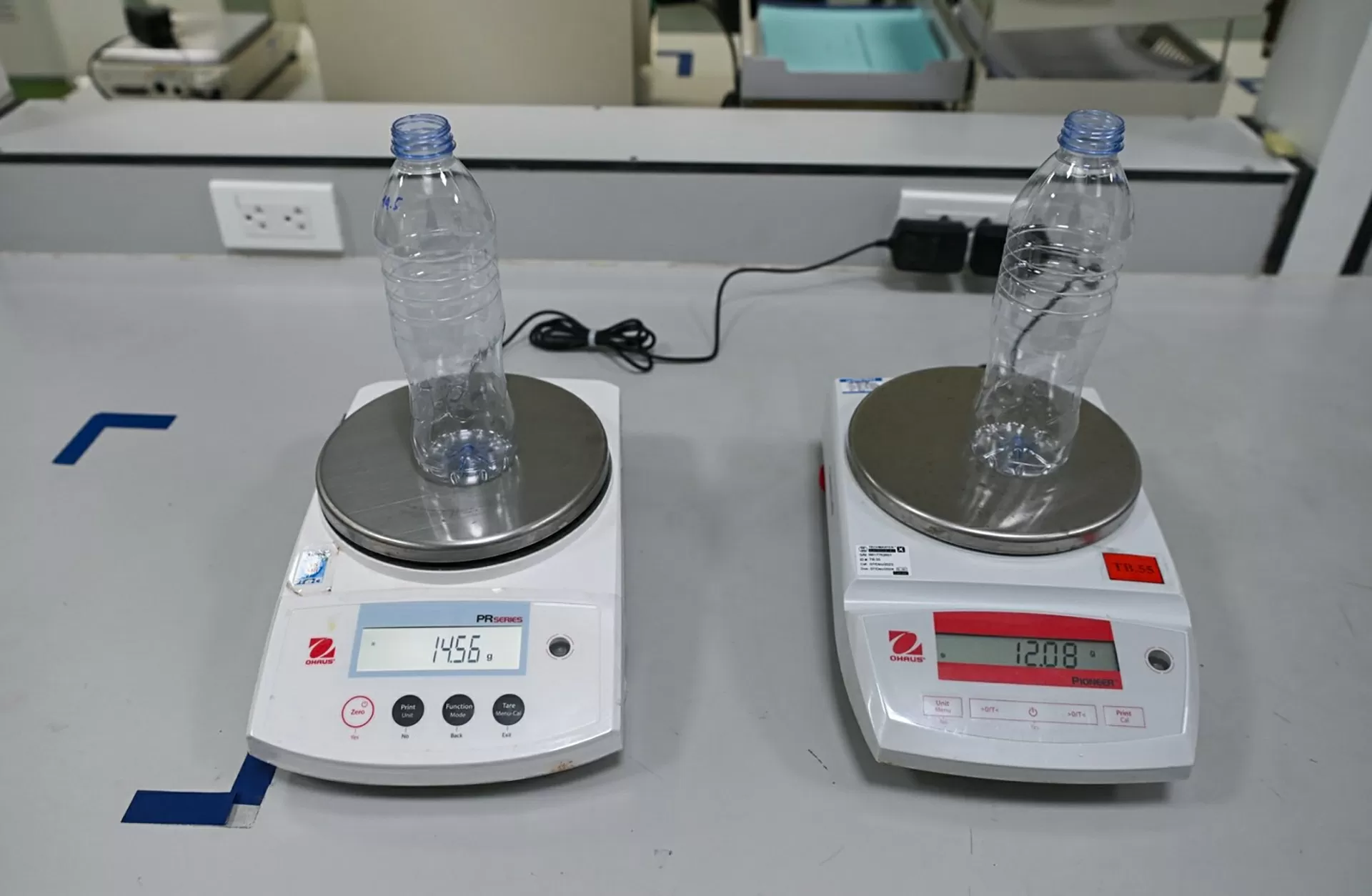 Mẫu chai mới, cấu thành từ lượng nhựa ít hơn, đang được sử dụng tại Công ty TNHH Nước tinh khiết Núi Tiên. (Ảnh: Việt Hùng) Mẫu chai mới, cấu thành từ lượng nhựa ít hơn, đang được sử dụng tại Công ty TNHH Nước tinh khiết Núi Tiên. (Ảnh: Việt Hùng)