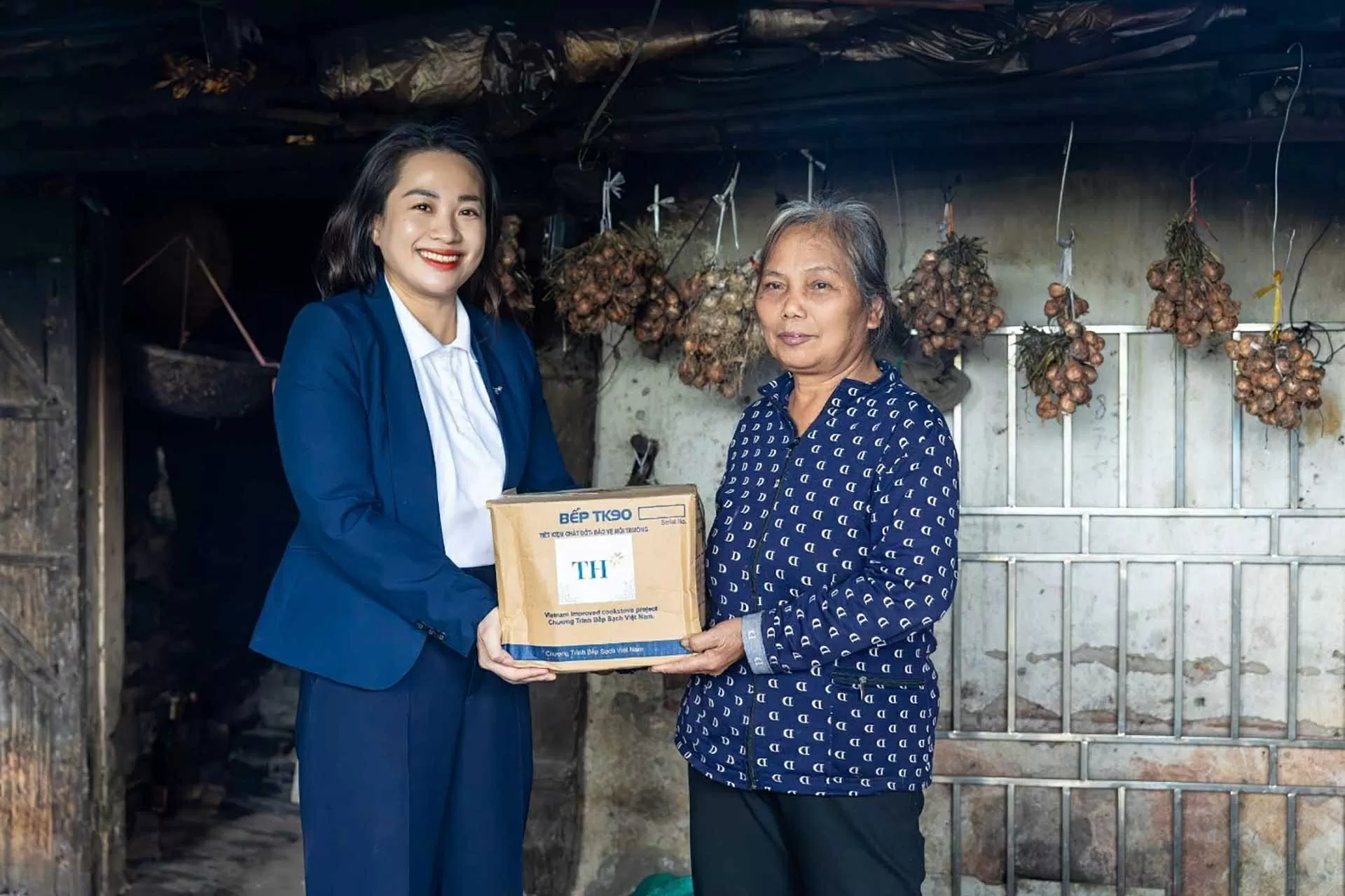 Bà Hoàng Thị Thanh Thủy, Giám đốc Phát triển bền vững Tập đoàn TH trao tặng bếp đun tiết kiệm năng lượng tại Nam Định tháng 3/2025. (Ảnh: Minh Sơn)