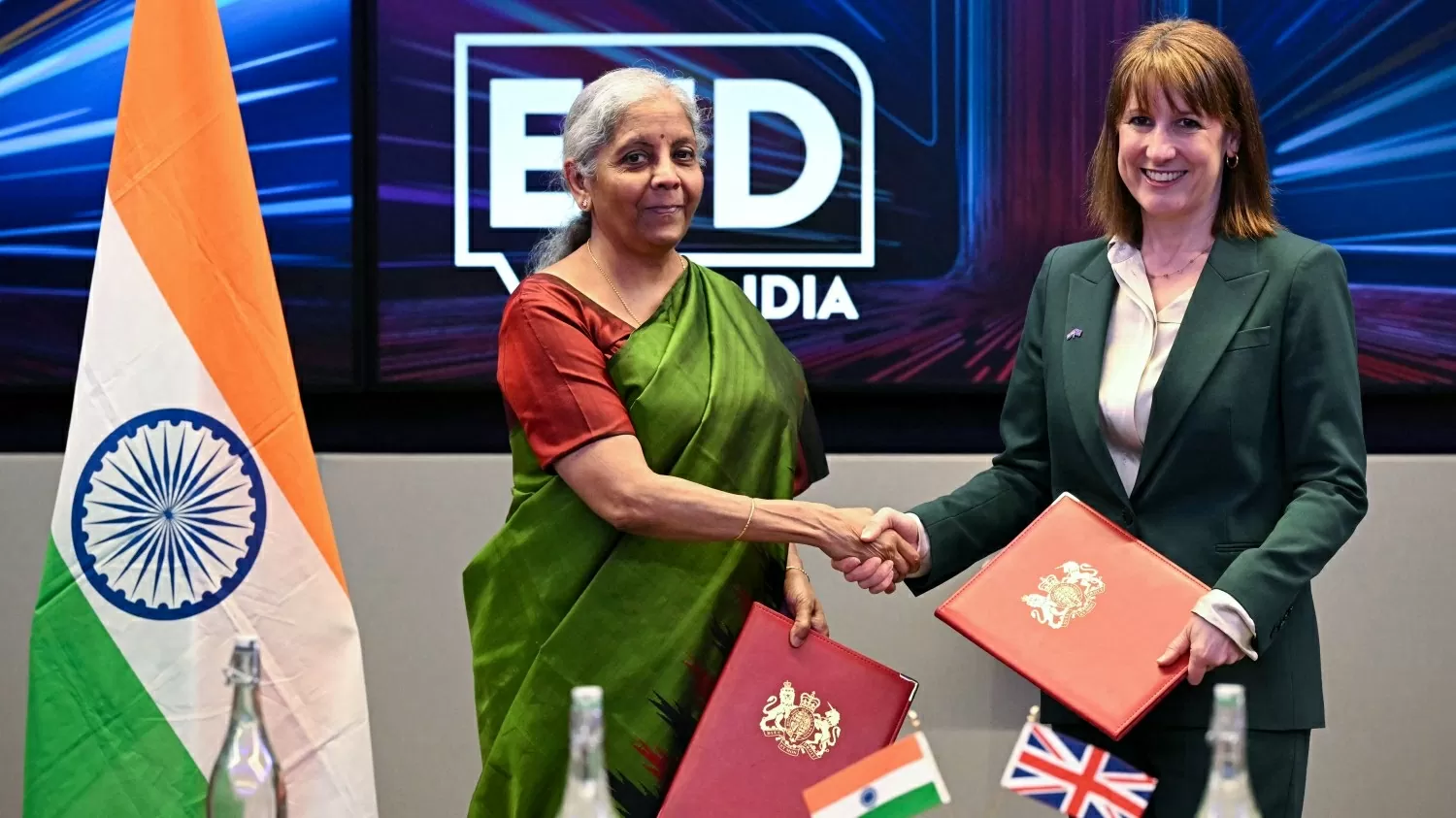 Bộ trưởng Tài chính Anh, Rachel Reeves, bắt tay người đồng cấp Ấn Độ, Bộ trưởng Tài chính Nirmala Sitharaman (bên trái). Ảnh: Justin Tallis/AFP/Getty Images