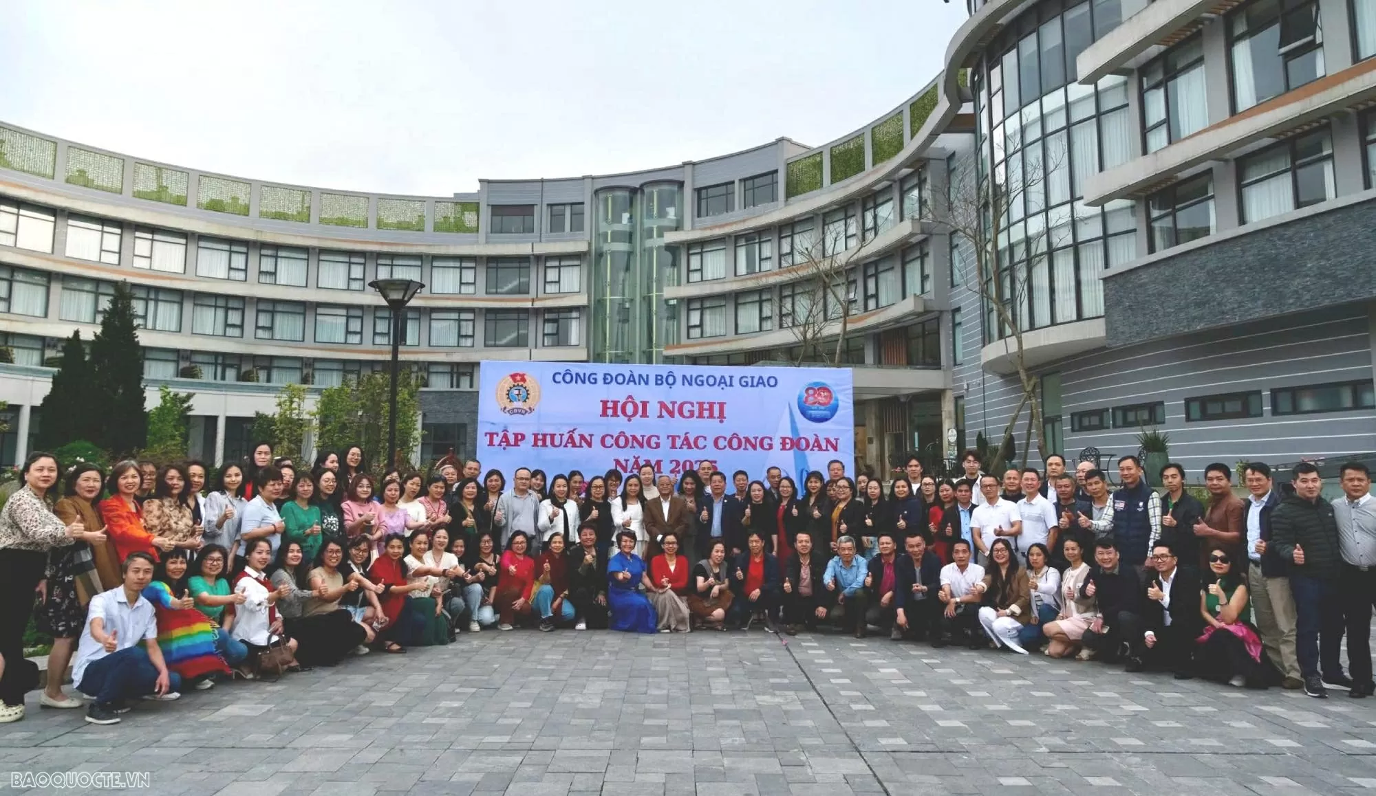 Tập thể đoàn viên Công đoàn Bộ Ngoại giao chụp ảnh lưu niệm. (Ảnh: Ngọc Anh)