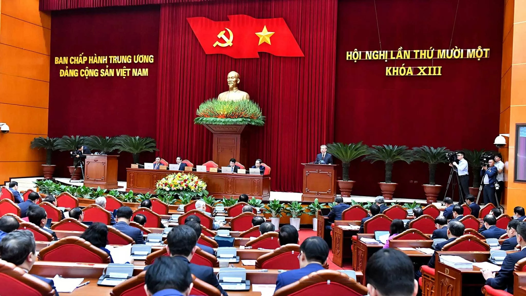 Hội nghị lần thứ 11 Ban Chấp hành Trung ương Đảng Cộng sản Việt Nam khóa XIII đã khai mạc trọng thể tại thủ đô Hà Nội. (Nguồn: Báo Nhân dân) Hội nghị lần thứ 11 Ban Chấp hành Trung ương Đảng Cộng sản Việt Nam khóa XIII đã khai mạc trọng thể tại thủ đô Hà Nội. (Nguồn: Báo Nhân dân)