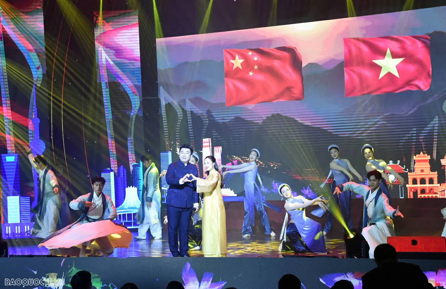 Giao lưu biên giới vun đắp tình hữu nghị Việt-Trung Giao lưu biên giới vun đắp tình hữu nghị Việt-Trung