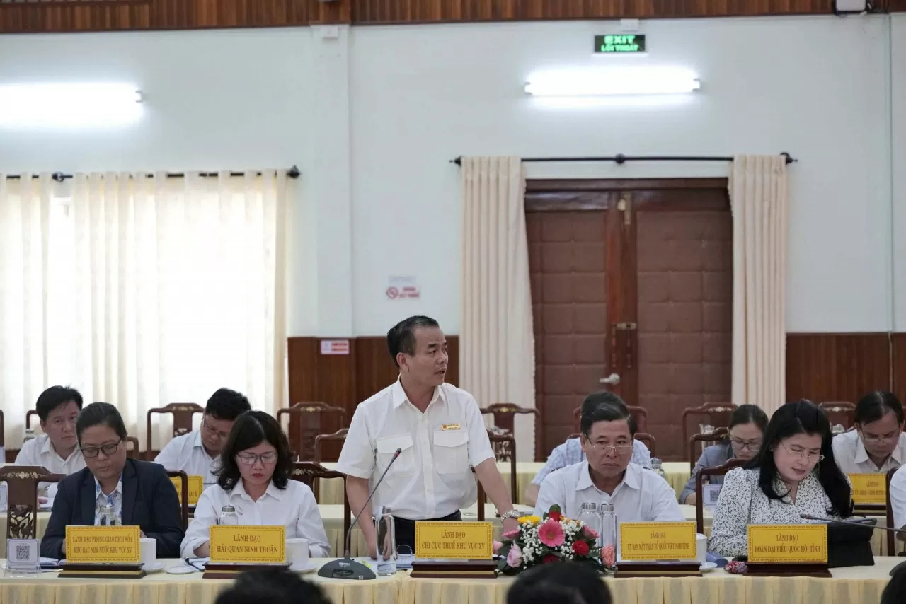 Các đại biểu thảo luận tại Hội nghị Các đại biểu thảo luận tại Hội nghị