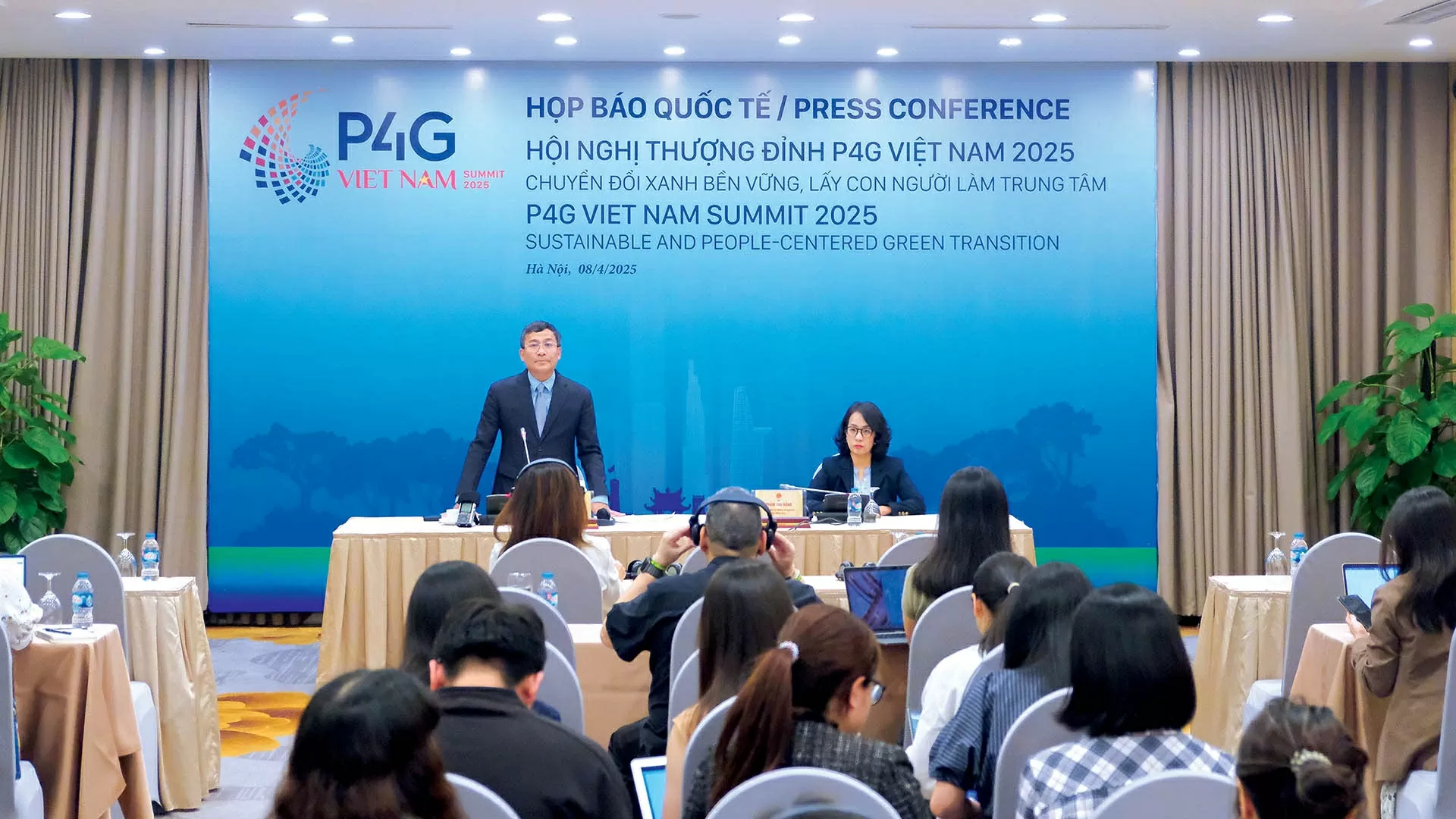 Thứ trưởng Thường trực Bộ Ngoại giao Nguyễn Minh Vũ chủ trì họp báo quốc tế Hội nghị thượng đỉnh P4G Việt Nam 2025, ngày 8/4. (Ảnh: Nguyễn Hồng)