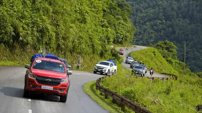 Làm thế nào phanh an toàn khi lái xe xuống dốc trên đường đèo núi