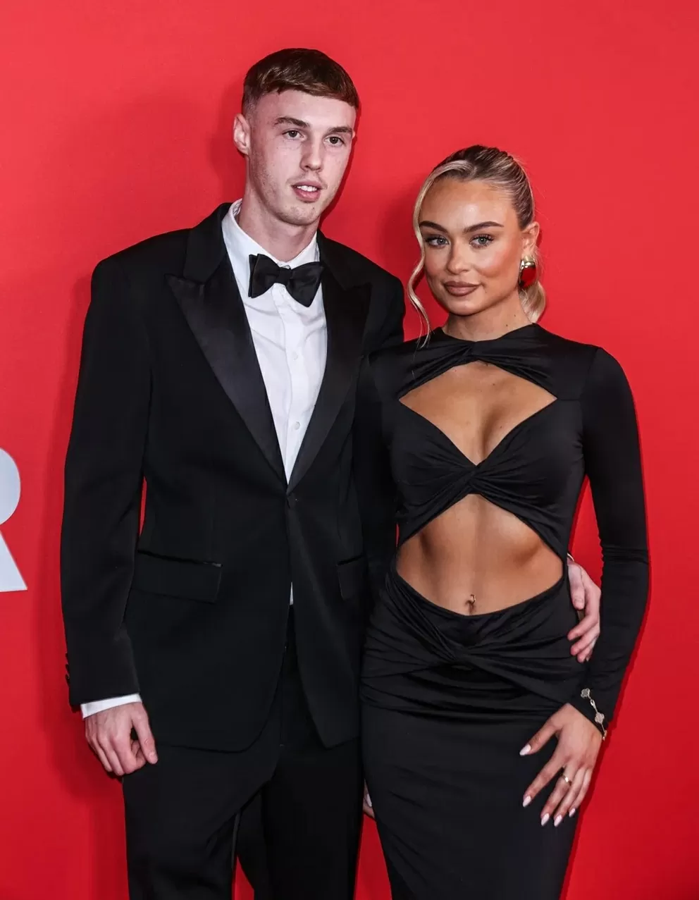 Bạn gái tiền đạo Cole Palmer khoe dáng bên cây dừa