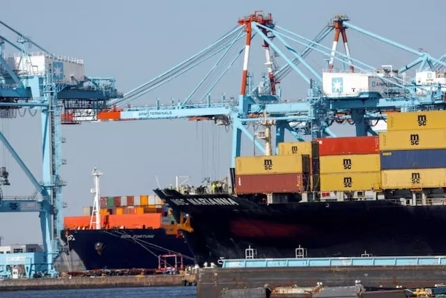 Tàu chở hàng đậu bên ngoài ga hàng hải Cảng Elizabeth nhìn từ Bayonne, New Jersey, Mỹỳ, ngày 9/4. (Nguồn: Reuters)