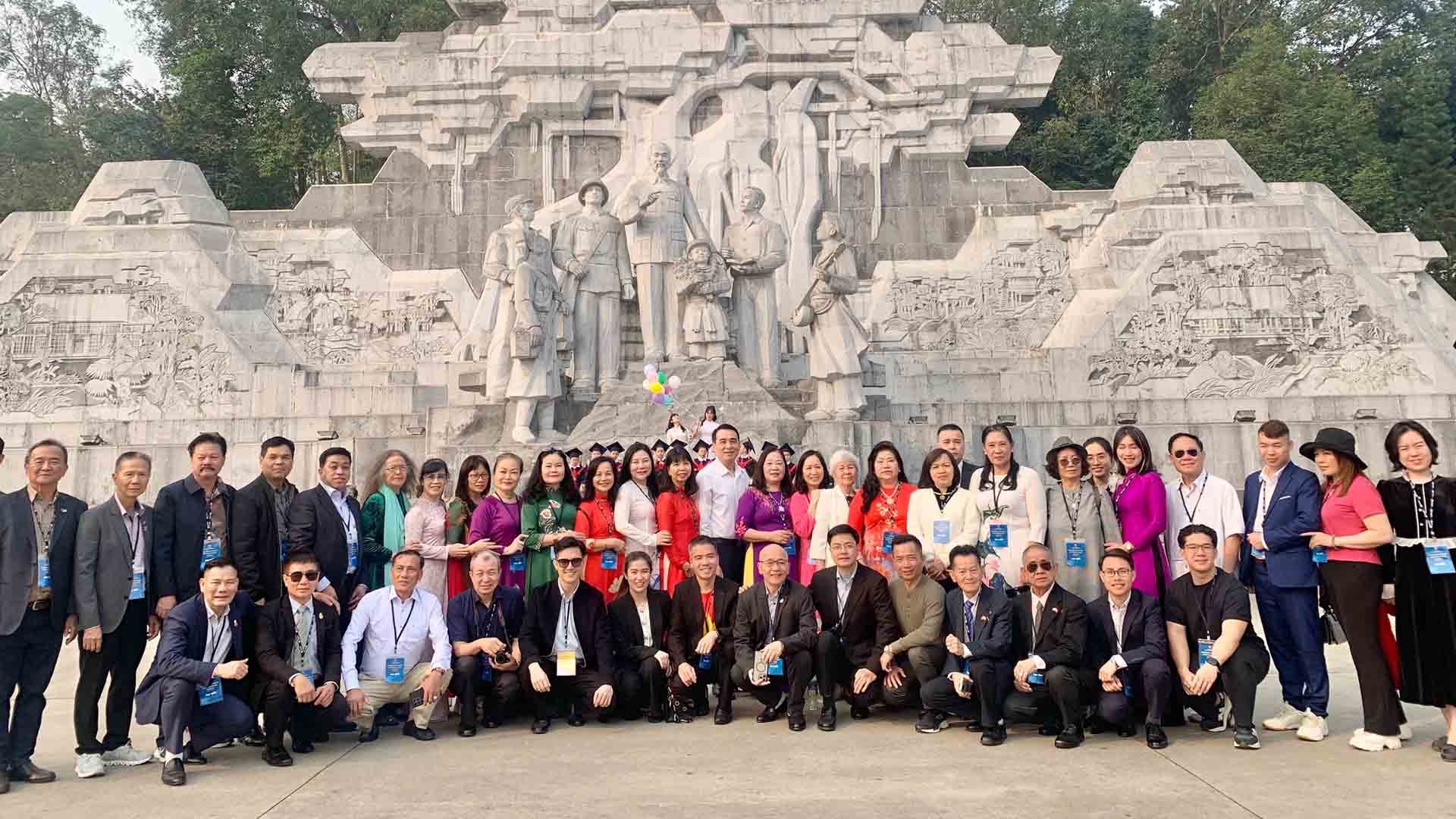 Kiều bào tìm về cội nguồn dân tộc