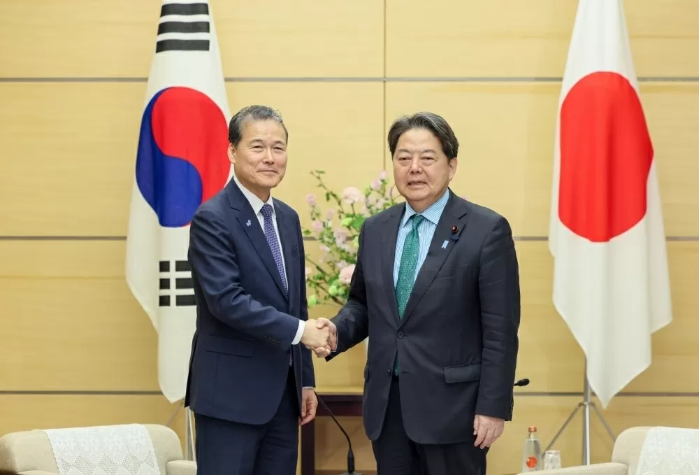 Chánh Văn phòng Nội các Nhật Bản Hayashi Yoshimasa tiếp Bộ trưởng Thống nhất Hàn Quốc Kim Yung Ho ngày 10/4 tại thủ đô Tokyo. (Nguồn: Bộ Ngoại giao Nhật Bản) Chánh Văn phòng Nội các Nhật Bản Hayashi Yoshimasa tiếp Bộ trưởng Thống nhất Hàn Quốc Kim Yung Ho ngày 10/4 tại thủ đô Tokyo. (Nguồn: Bộ Ngoại giao Nhật Bản)