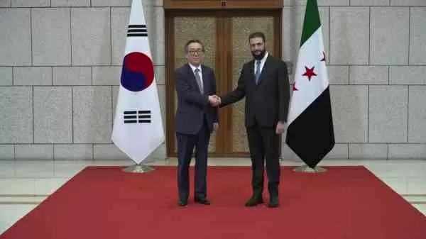 Ngoại trưởng Hàn Quốc Cho Tae-yul và người đồng cấp Asaad al-Shaibani về việc thiết lập quan hệ ngoại giao giữa hai nước. (Nguồn: KBS News)