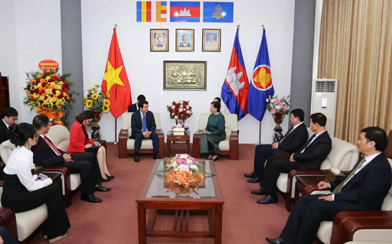 Thứ trưởng Lê Anh Tuấn và Đại sứ Campuchia tại Việt Nam Chea Kimtha trao đổi về những kết quả tích cực của hai nước trong thời gian qua. (Ảnh: Thành Long)