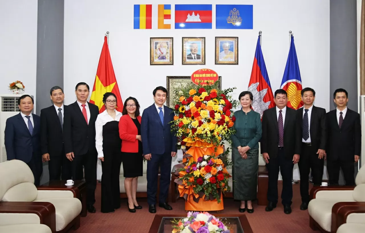 Bộ Ngoại giao và các cán bộ Đại sứ quán Campuchia chụp ảnh lưu niệm. (Ảnh: Thành Long) Bộ Ngoại giao và các cán bộ Đại sứ quán Campuchia chụp ảnh lưu niệm. (Ảnh: Thành Long)