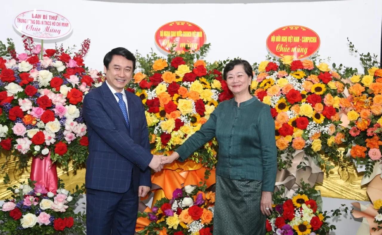 Thứ trưởng Lê Anh Tuấn gửi tới Đại sứ Chea Kimtha lời chúc mừng nồng nhiệt nhất. (Ảnh: Thành Long)