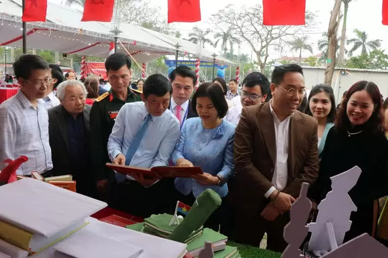 Các đại biểu tham quan gian trưng bày sách khối trường học.