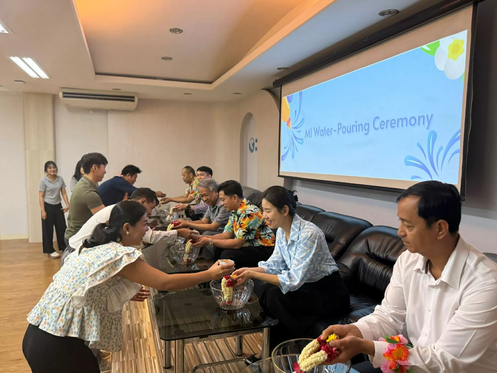 Tổng Lãnh sự Việt Nam dự Tết cổ truyền Bunpimay của Lào và Songkran của Thái Lan