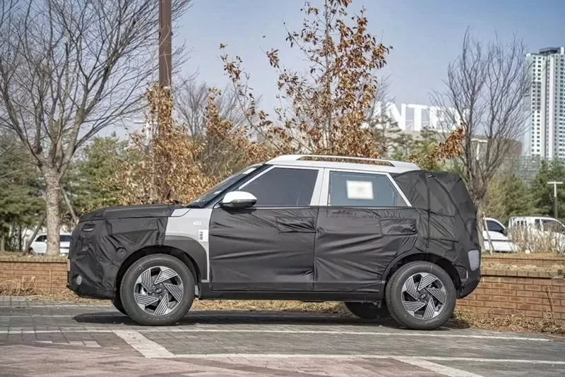 Phần đuôi của Hyundai Venue thế hệ mới được thiết kế với cánh gió trên mái dài hơn Phần đuôi của Hyundai Venue thế hệ mới được thiết kế với cánh gió trên mái dài hơn